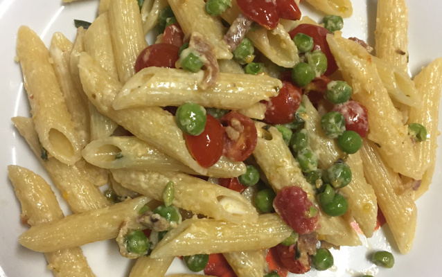 Penne com bacon e ervilha fresca