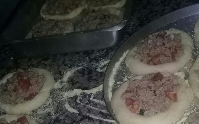 Esfirra aberta de carne