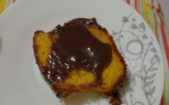 Bolo de cenoura com calda de chocolate que derrete na boca