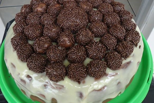 Bolo molhadinho e gelado de chocolate