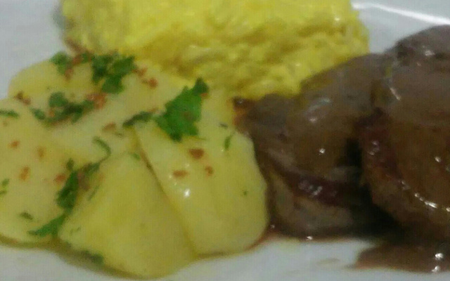 Contra-filé ao molho de vinho tinto