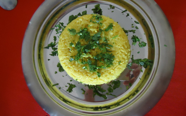 Arroz com curry e vinho