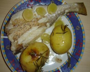 Peixe recheado com farofa de coco