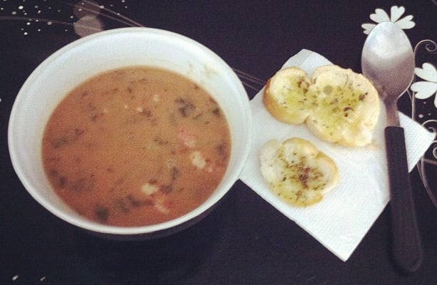 Caldo de feijão com linguiça calabresa