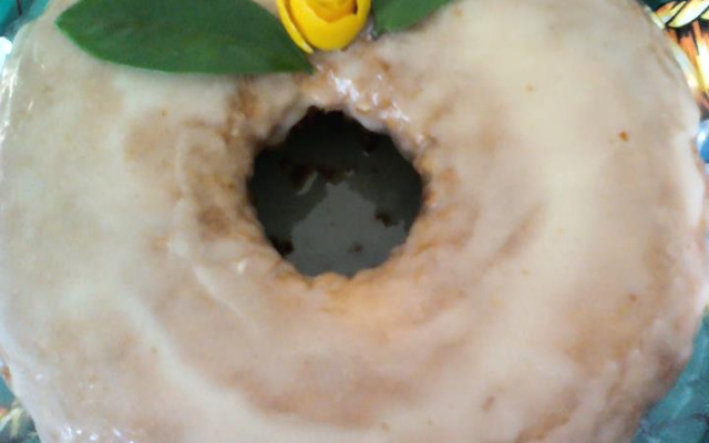 Bolo de laranja com cobertura açucarada