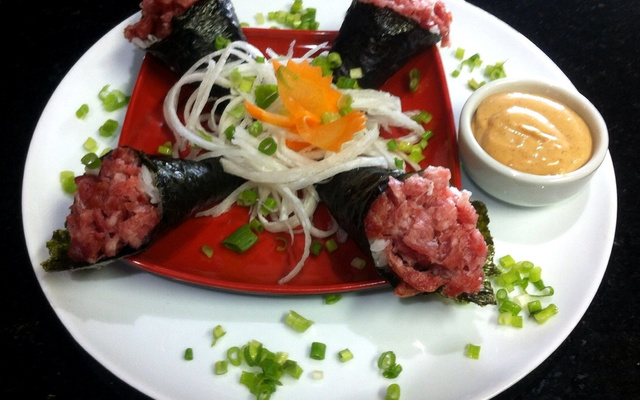 Mini temaki de linguiça blumenau com molho especial