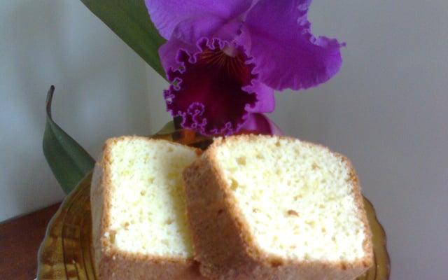 Bolo fofinho com casca de laranja