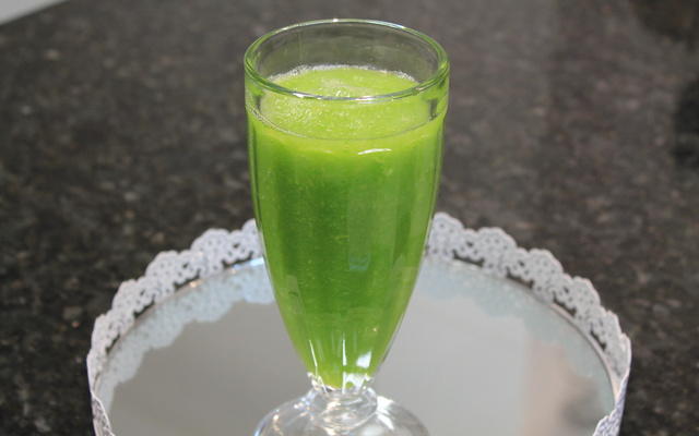 Suco de couve, abacaxi e hortelã anticelulite