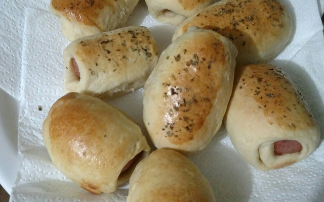 Enroladinho de salsicha assado fácil