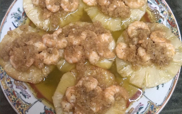 Camarão no abacaxi