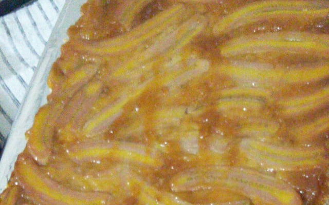 Bolo invertido de banana caramelada de liquidificador