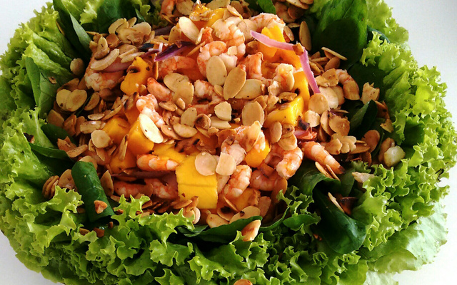 Salada de rúcula com manga e camarão