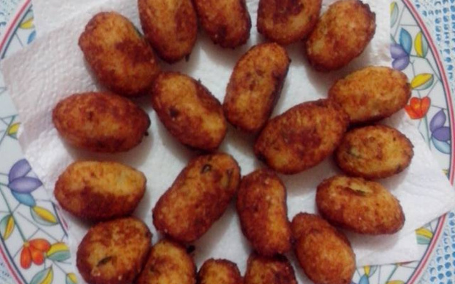 Bolinho de arroz com queijo ralado