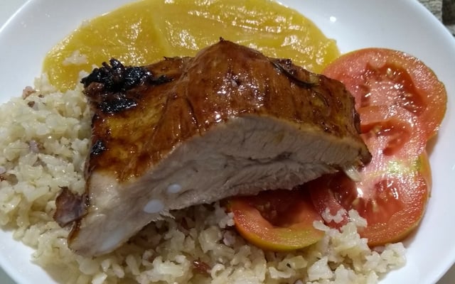 Costelinha de porco assada com mel e limão