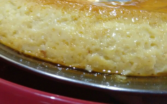 Pudim de leite com furinhos