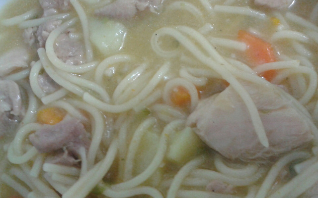 Sopa rápida de legumes com macarrão e frango