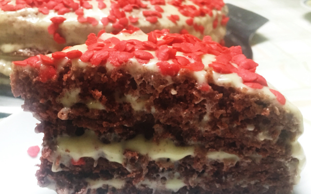 Bolo red velvet com nozes