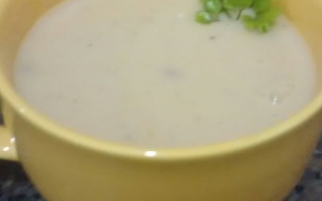 Sopa de cebola com batatas