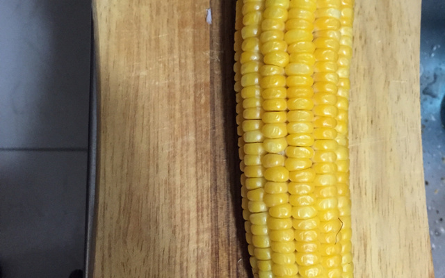 Milho-verde cozido no micro-ondas