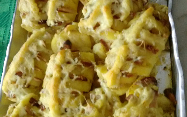 Batata fatiada e recheada