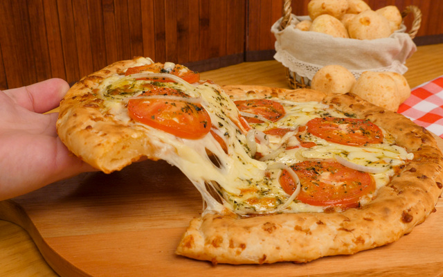 Pizza com borda de pão de queijo