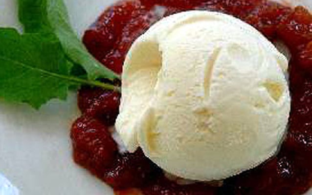 Sorvete de queijo com calda de goiabada