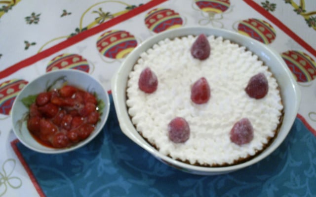 Sobremesa de ricota,com calda de morango.