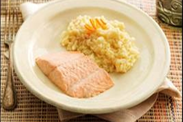Risoto de laranja com salmão
