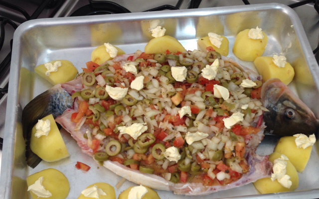 Peixe assado à moda pantaneira