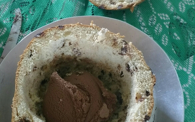 Panetone de chocolate com sorvete