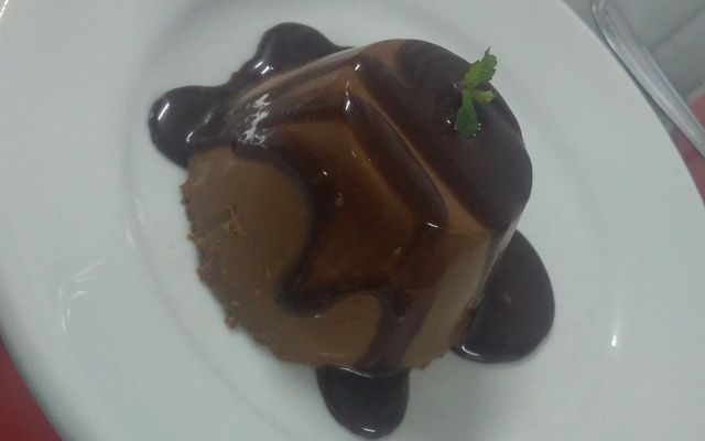 Flan de cappuccino com calda de chocolate