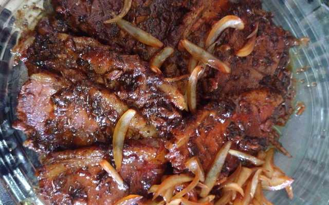 Picanha suína na manteiga ao vinho branco seco e cebola caramelizada