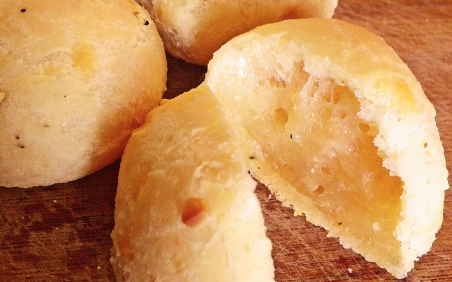 Pão de queijo com grana e amêndoas
