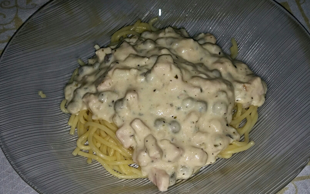 Macarrão com molho branco e peito de peru