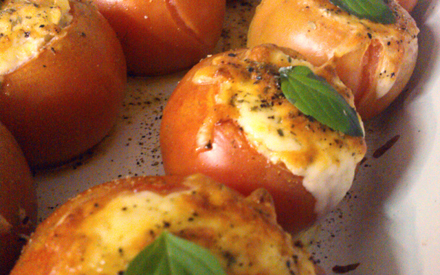 Tomate recheado com creme de ricota