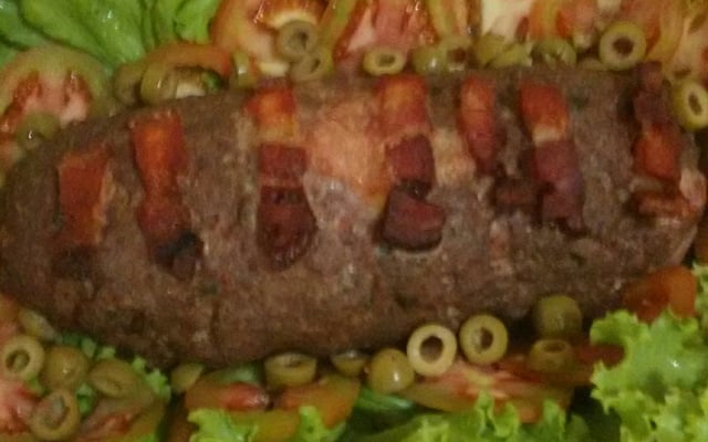 Rocambole de carne moída com bacon