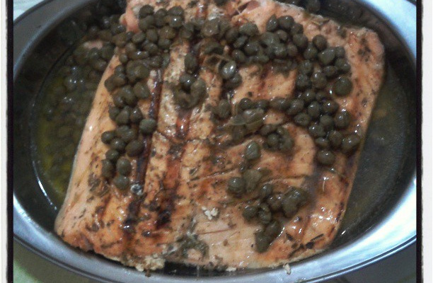 Salmão gratinado com molho de alcaparra