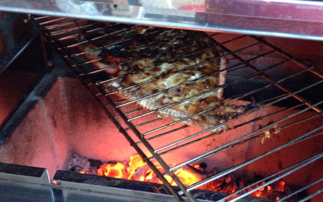 Peixe assado na brasa