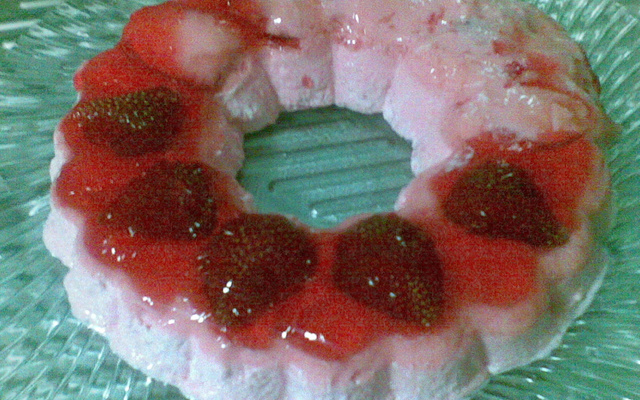 Doce rápido de gelatina e morangos