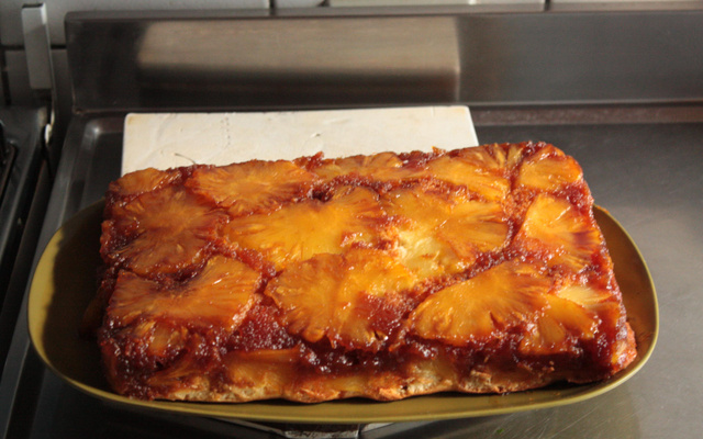 Bolo fácil de abacaxi caramelizado