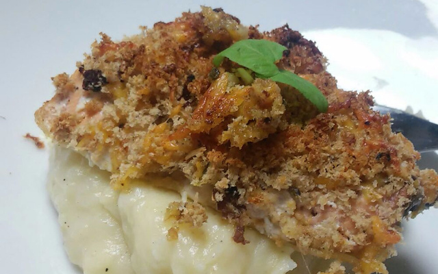 Salmão em crosta de ervas, sobre cama de legumes e bolacha de batata com bacon