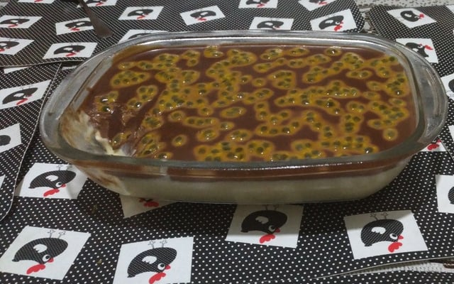 Mousse de maracujá com cobertura de chocolate