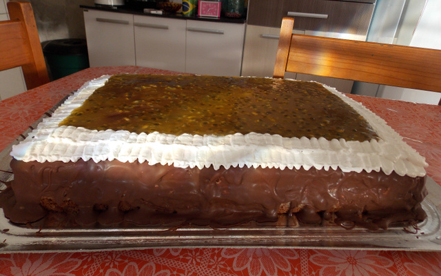 Bolo mousse de maracujá e chocolate