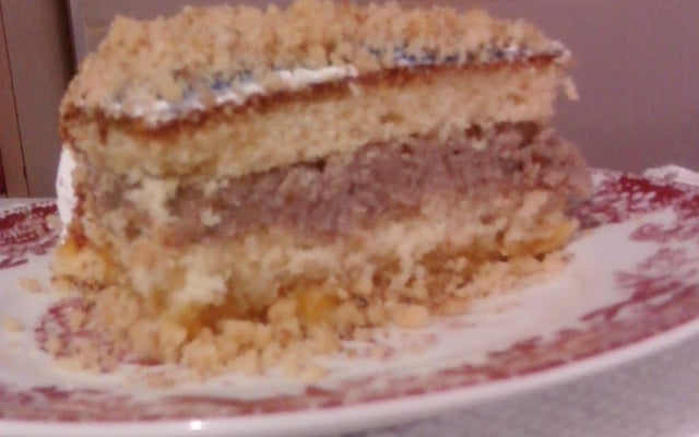 Pão de ló recheado com nozes e damasco