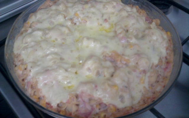 Macarrão de forno de presunto e atum