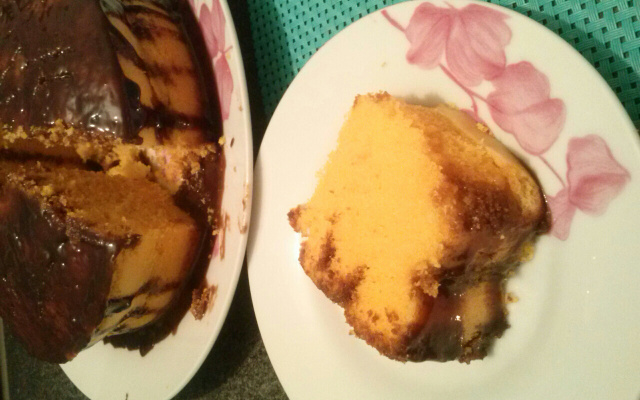 Bolo de cenoura com calda de chocolate de microondas