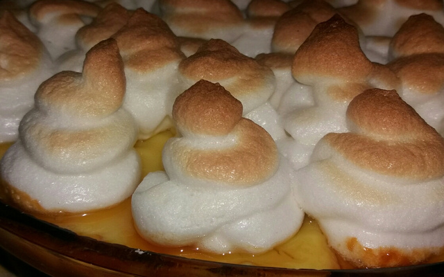 Chico balanceado com banana