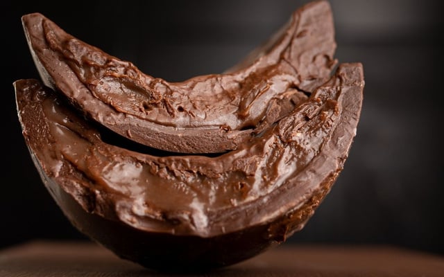 Ovo de Páscoa recheado com brigadeiro cremoso aberto ao meio