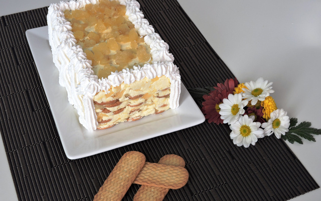 Pavê folhado de bolacha maisena e abacaxi