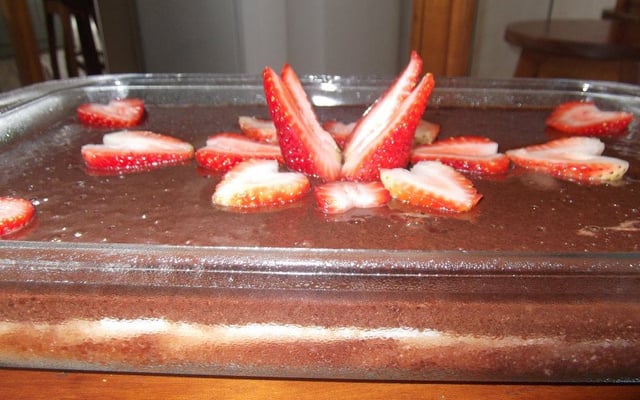 Doce gelado de coco com chocolate